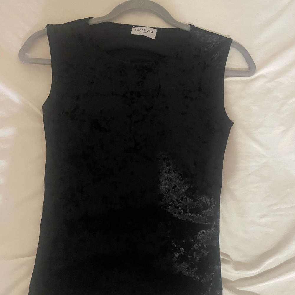 Black Fitted Sleeveless Tank Top with Gray Pattern